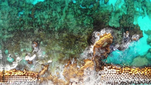 Descenso tranquilo a las aguas cristalinas de cancun sobre el arrecife  photo