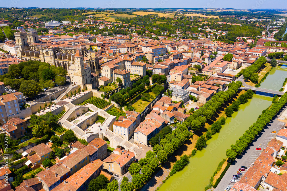 Picturesque summer landscape of French city of Auch on bank of River Gers overlooking Roman Catholic Cathedral and Armagnac Tower.. - obrazy, fototapety, plakaty 