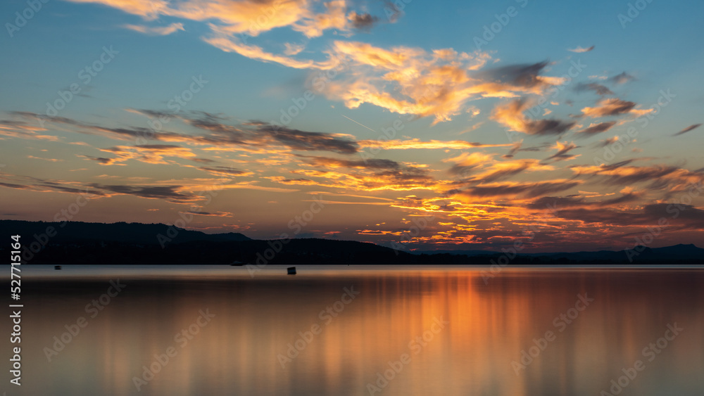 Fototapeta premium Bodensee im Sonnenuntergang mit bunter Wolkenstimmung 