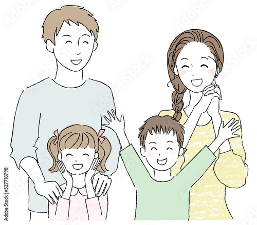 四人家族　笑顔　幸せ　うれしい