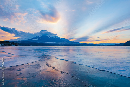 富士山と全面氷結した山中湖 山梨県南都留郡山中湖村にて