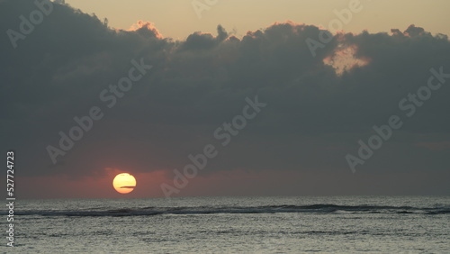 海岸で見る朝日、バリ島サヌールビーチの朝日