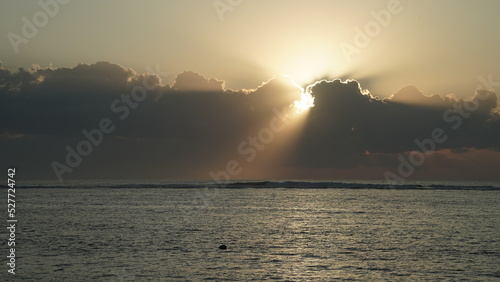 海岸で見る朝日、バリ島サヌールビーチの朝日