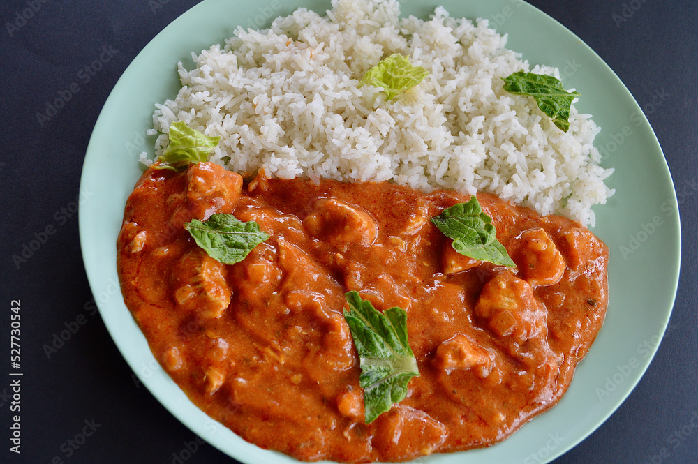 Foto A mild chicken curry with basmati rice