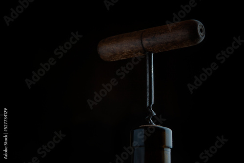 Fotografie A bottle of wine opens with a corkscrew