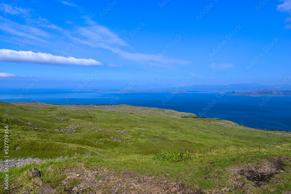 Panorama Ausblick vom Old Man of Storr auf das blaue Meer mit blauem Himmel im Sommer, Isle of Skye, Schottland