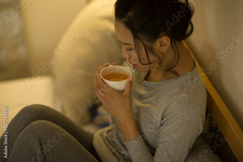 お茶を飲む若い女性 photo