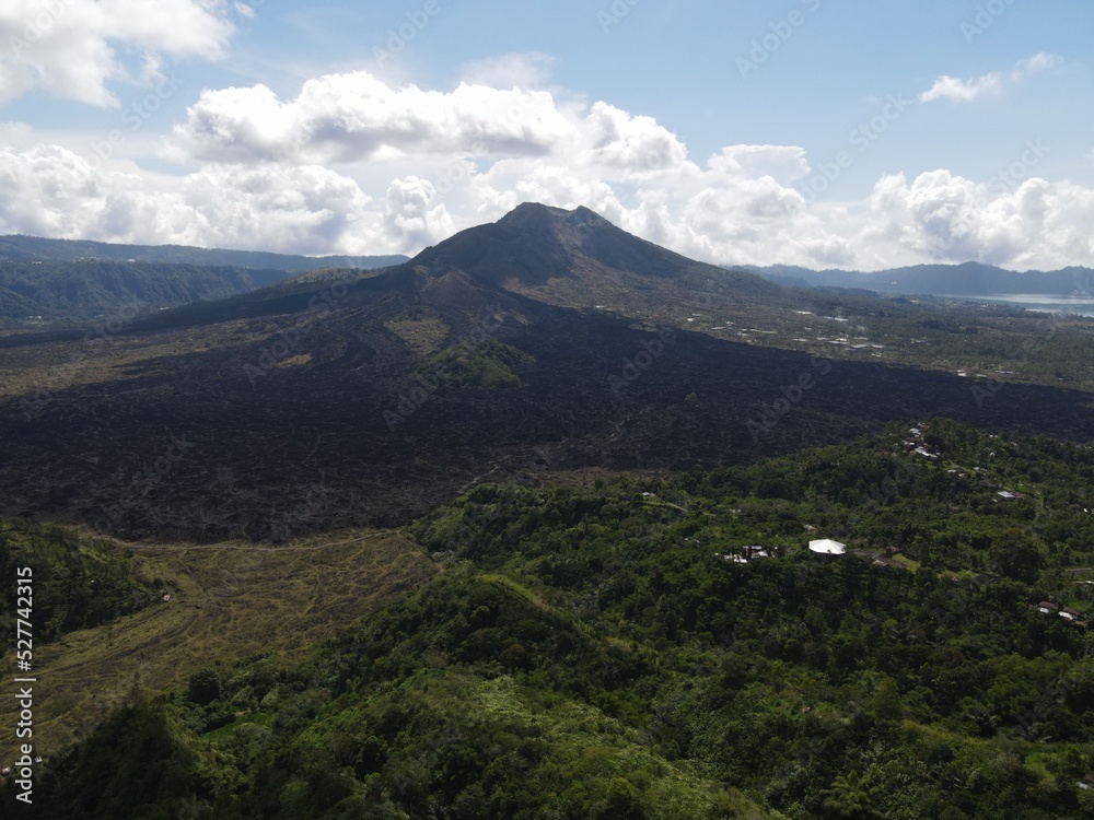 Obraz premium Aerial view of Batur lake Kintamani Bali with cloud in the background