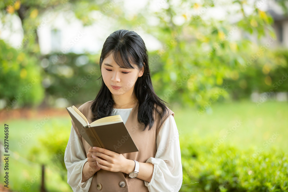 公園で本を読む女性 reading 公園で本を読む女性 reading
