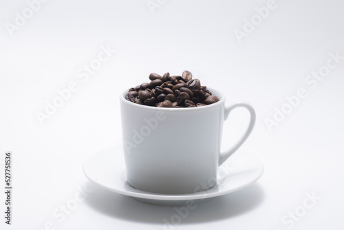 コーヒーカップとコーヒー豆