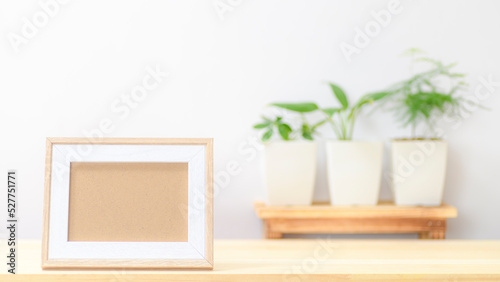 小さな植木鉢に植えた観葉植物と写真立て