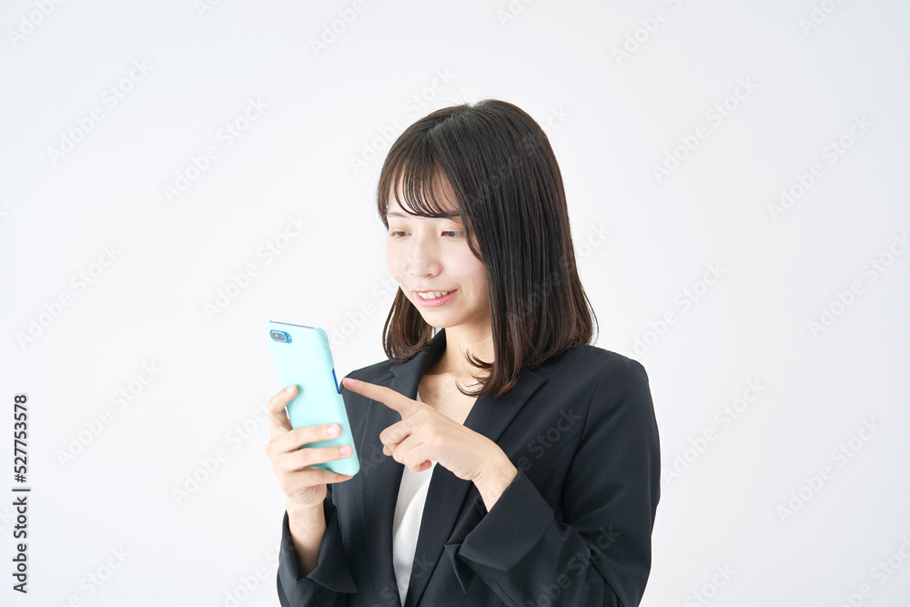 白背景でスマホを使うビジネスウーマン 白背景でスマホを使うビジネスウーマン