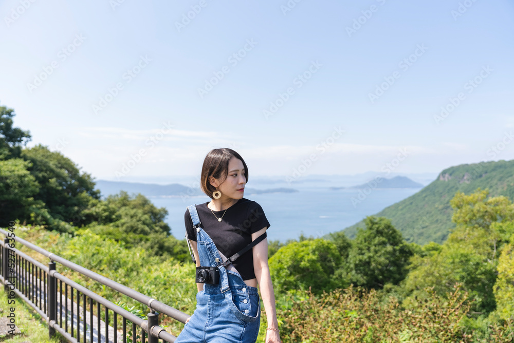 山で撮影するカメラ女子