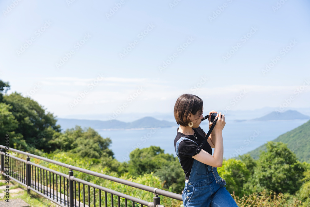 山で撮影するカメラ女子 山で撮影するカメラ女子