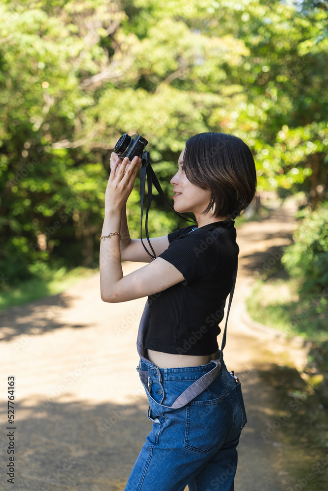 山で撮影するカメラ女子 山で撮影するカメラ女子