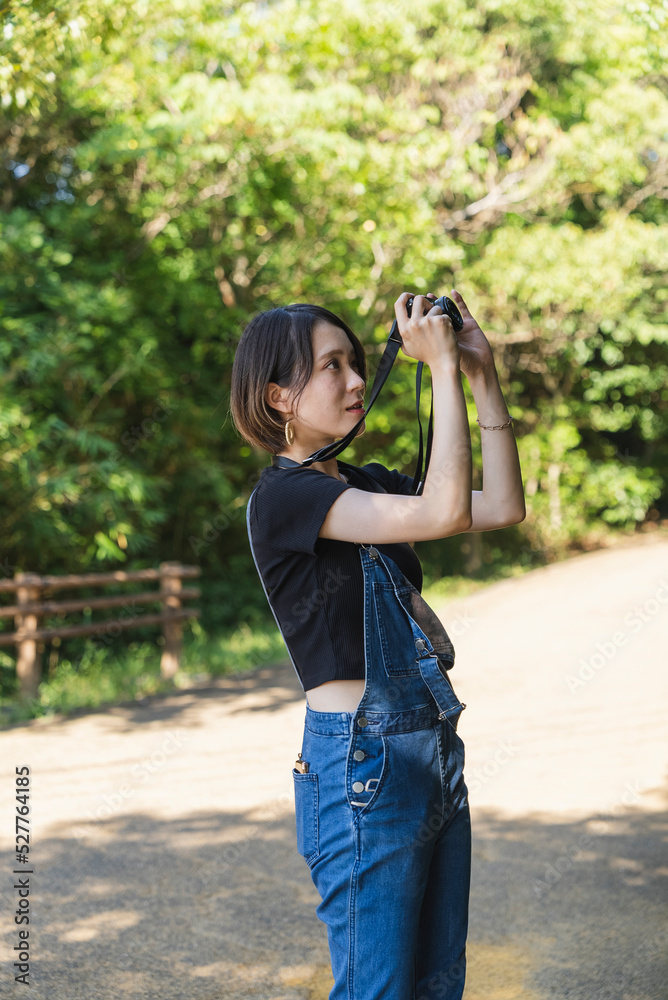 山で撮影するカメラ女子