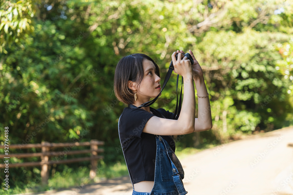 山で撮影するカメラ女子