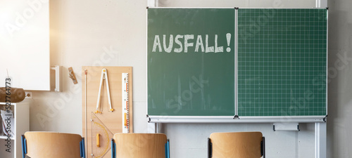 Cuadro en lienzo LEHRERMANGEL an deutschen Schulen - Tafel in einem leeren Klassenzimmer mit der