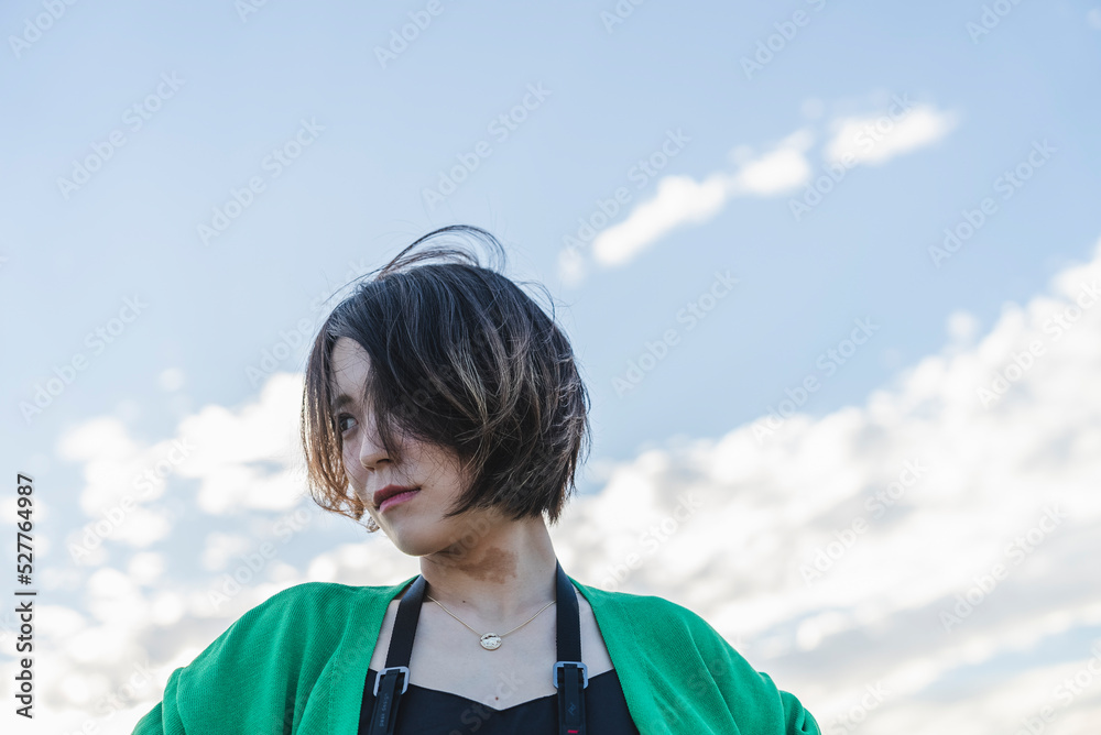 青空と女性 青空と女性