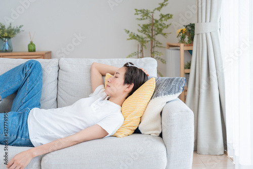 ソファーで眠るミドル女性（昼寝・睡眠・疲労）