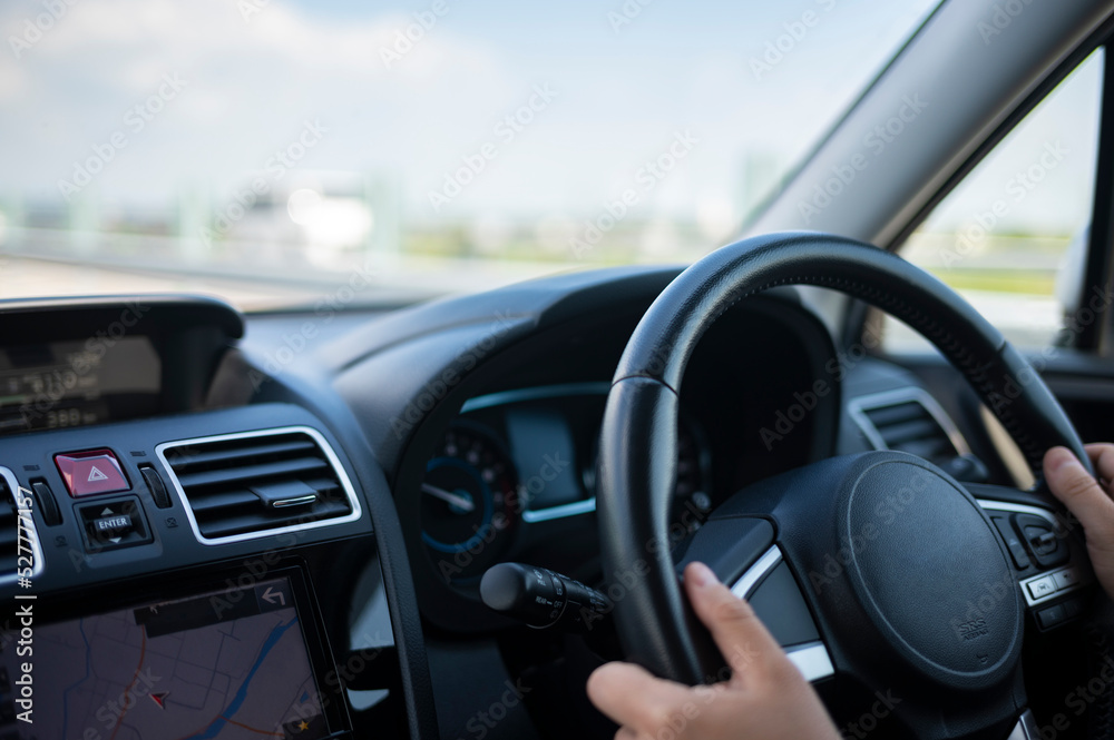 自動車を運転している男性の手