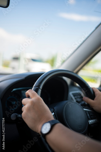 自動車を運転している男性の手 © kai