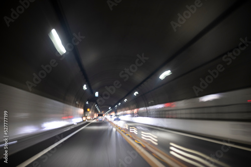 高速道路のトンネルを自動車で走る © kai