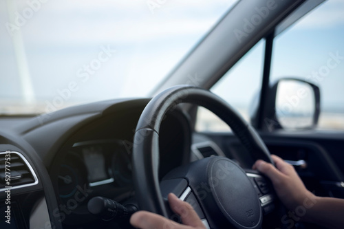 車を運転している男性の手 © kai