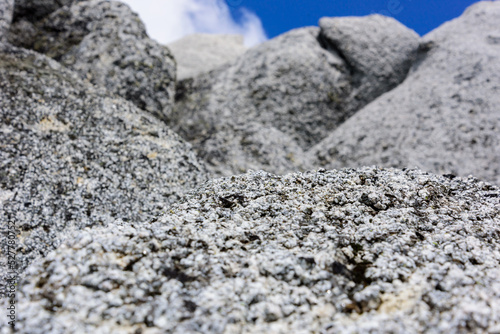 Close-up of the granite on the summit of Tsubakuro-dake © noguchibiyousitu