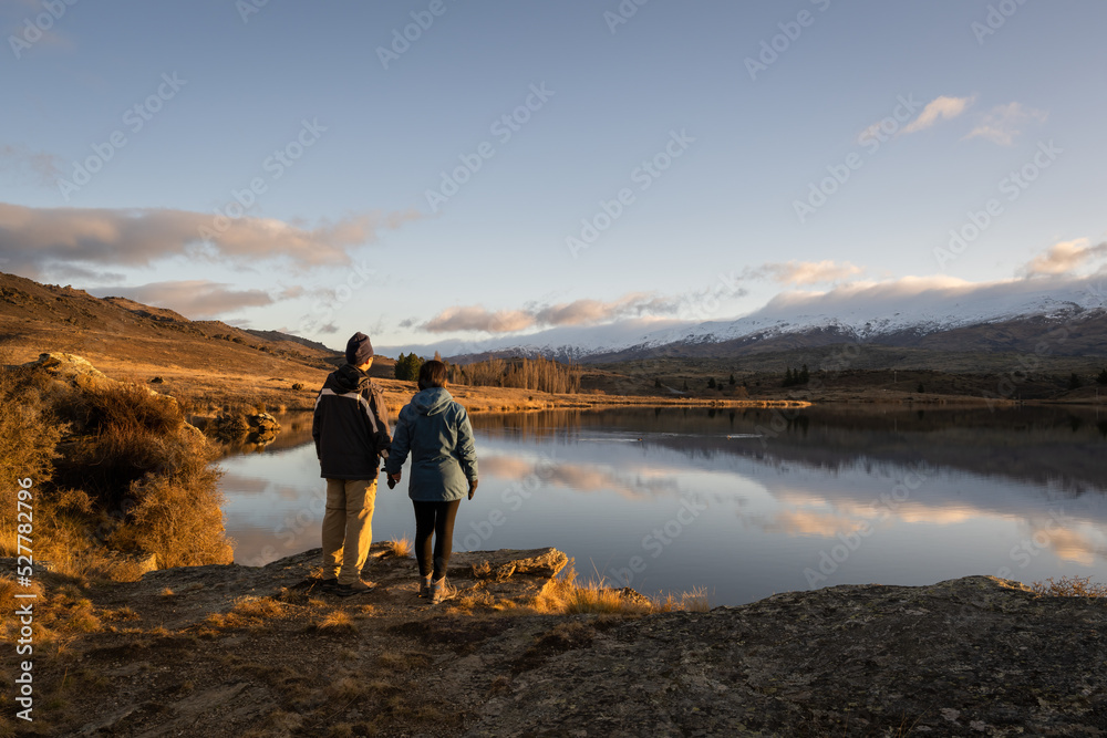 Φωτογραφία Couple watching the sunset by Butchers Dam, Flat Top Hill Conservation Reserve, Alexandra, Central Otago