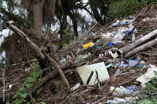 洪水で溜まったプラスチックゴミの山