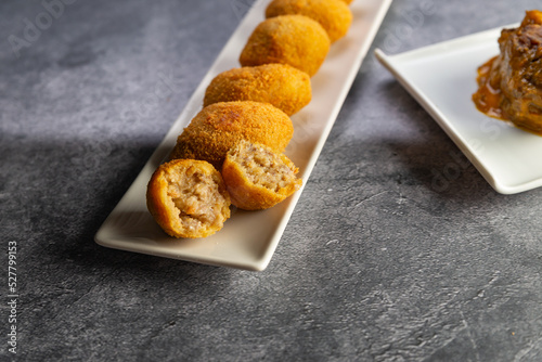 Fotografia croquette on a white white plate, typical tapa esapñola