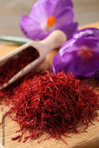 Fototapeta Naklejka Na Ścianę i Meble -  Dried saffron and crocus flowers on wooden board, closeup