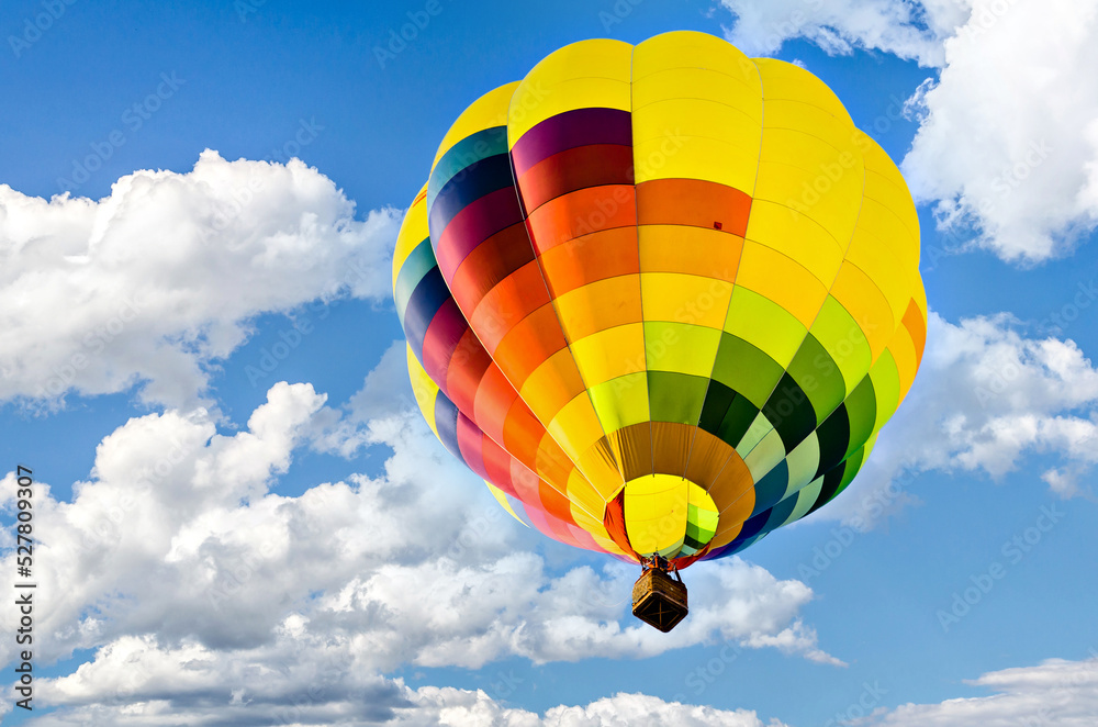 Obraz premium Colorful hot air balloon flying over blue sky