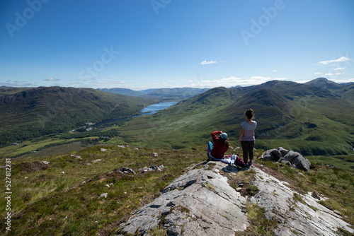 femmes qui contemplent un magnifique paysage de montagne en Irlande. Beau point de vue sur un lac dans le Connemara. Une femme prend une photo