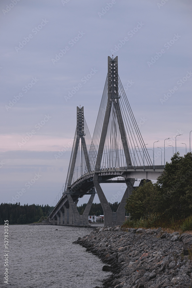 Obraz premium view of the bridge on a river in the early morning
