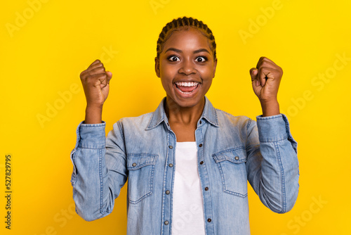 Foto Photo of positive cheerful lady raise fist up rejoice champion win isolated brig