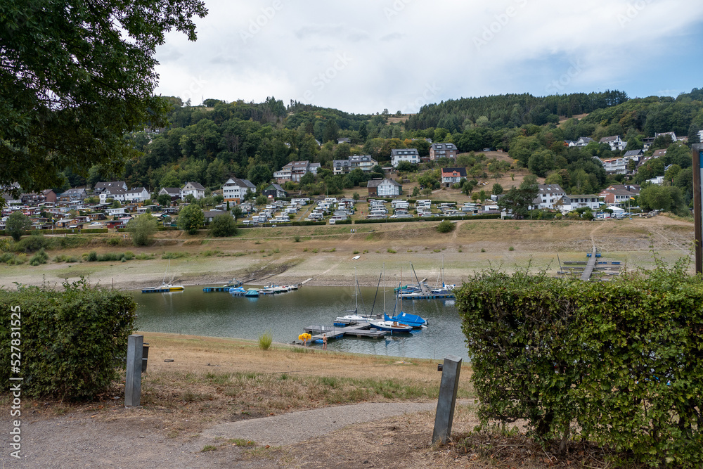 Obraz premium Wassernotstand in der Woffelsbacher Bucht (Eifel)