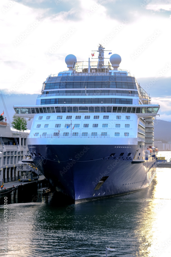 Naklejka premium Celebrity Kreuzfahrtschiff cruiseship cruise ship liner Eclipse arrives into port of Vancouver, Canada from Alaska cruise during sunrise twilight blue hour