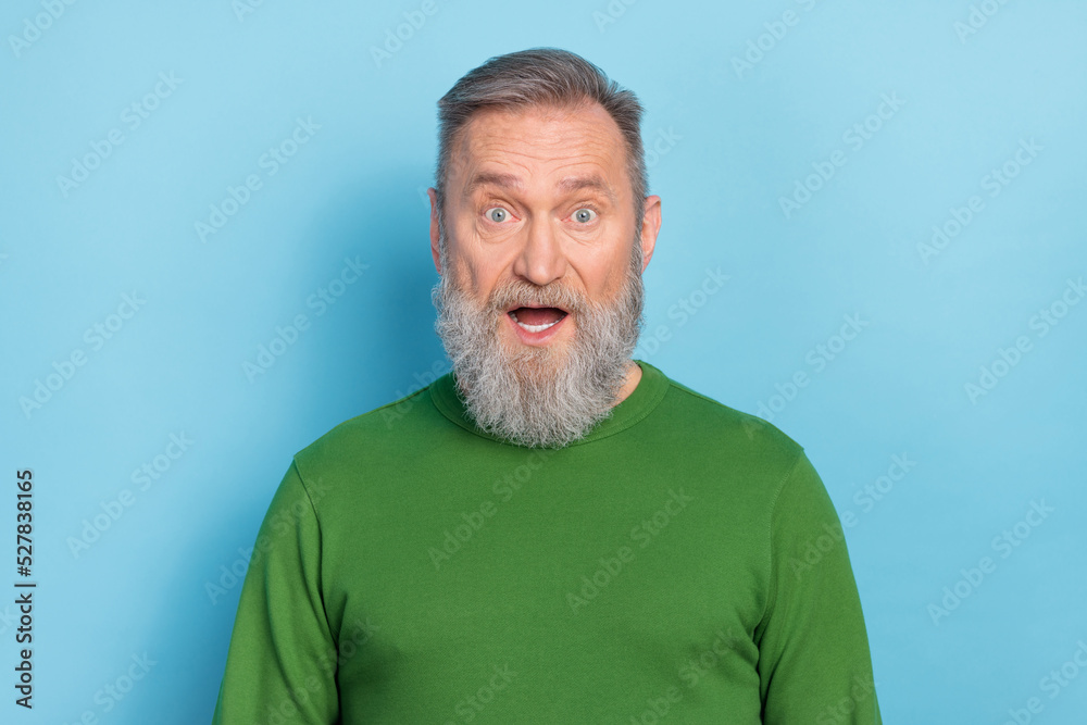 Obraz premium Photo of astonished matured aged man open mouth incredible bargain wear sweater isolated blue color background