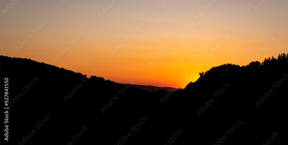 Obraz premium Beautiful mountain sunset