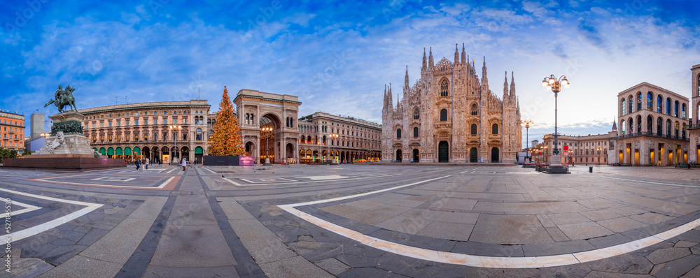Fototapeta premium Milan, Italy at the Milan Duomo and Galleria during Christmas