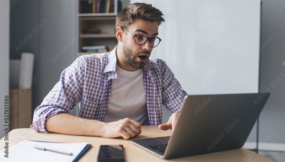 Obraz premium Millennial businessman working at desk in office