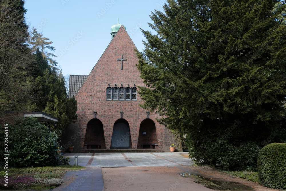 Fototapeta premium Friedhofskapelle in Hamburg Blankenese im Frühling 