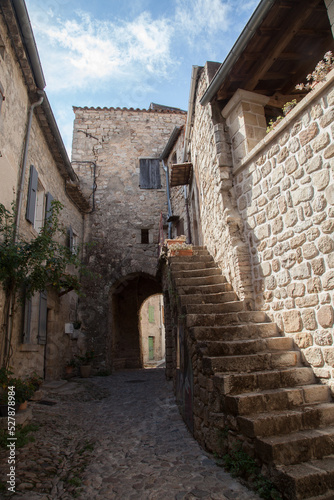 Escalier dans une   troite ruelle de la ville de Joyeuse en Ard  che