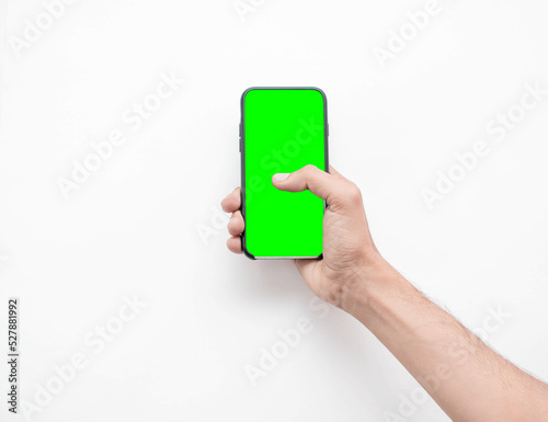 Mano de hombre caucasico tocando la pantalla de su telefono inteligente con pantalla verde en un fondo aislado blanco