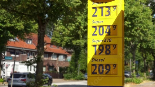Tankstelle im Sommer - Benzinpreise steigen, Benzin wird teuer