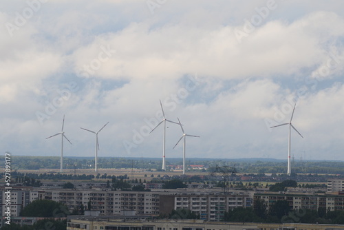 Stadtrand mit Windrädern