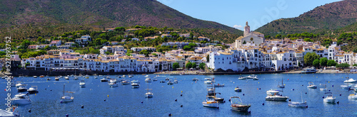 Fototapeta Naklejka Na Ścianę i Meble -  Panoramic of the coast of Catalonia with the picturesque village of Cadaques with its white houses on the edge of the sea, Spain.