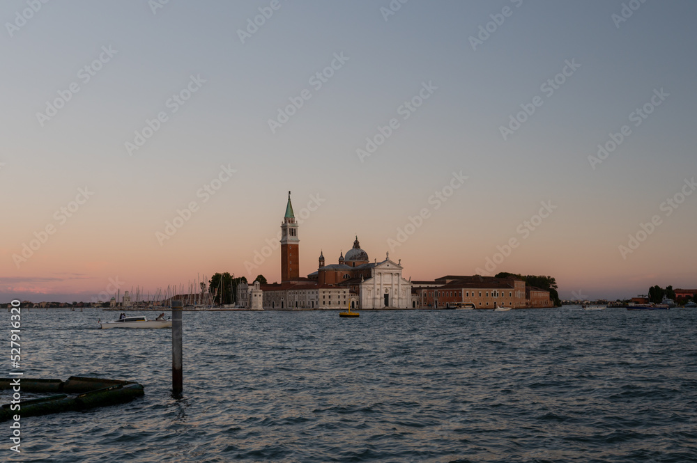 L' Île de San Giorgio Maggiore vue au lever du soleil depuis un vaporetto 